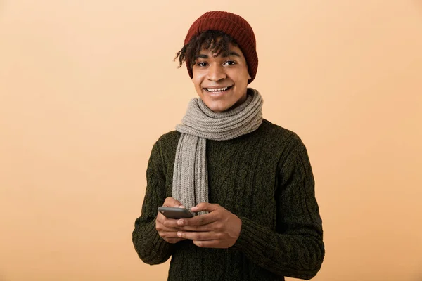 Ritratto Uomo Afroamericano Allegro Che Indossa Cappello Sciarpa Utilizzando Telefono — Foto Stock