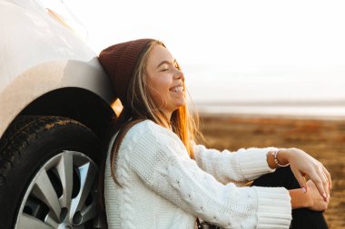 Gün batımını izlemek arabasını oturan güzel genç kız