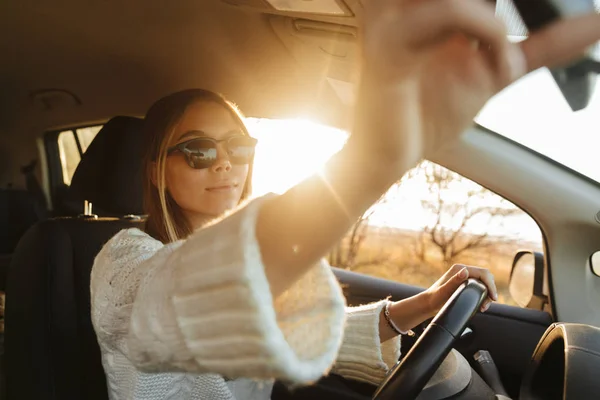 Χαμογελαστό Κορίτσι Οδήγηση Ενός Αυτοκινήτου Κατά Διάρκεια Του Ηλιοβασιλέματος — Φωτογραφία Αρχείου