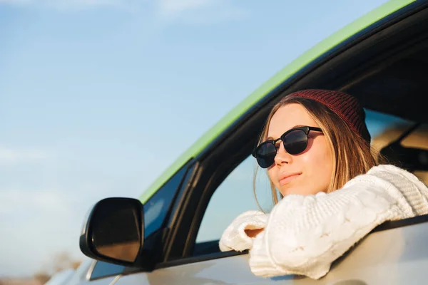 Lachende Jong Meisje Autorijden Tijdens Zonsondergang Kijken Naar Het Venster — Stockfoto