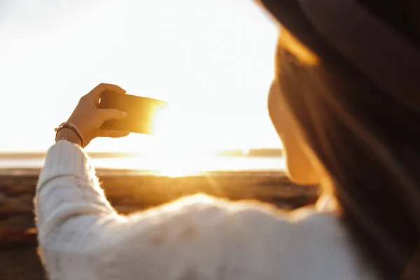 Baksidan Ung Kvinna Promenader Utomhus Stranden Solnedgången Tog Selfie — Stockfoto