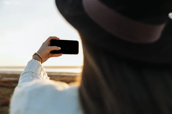Baksidan Ung Kvinna Promenader Utomhus Stranden Solnedgången Tog Selfie — Stockfoto