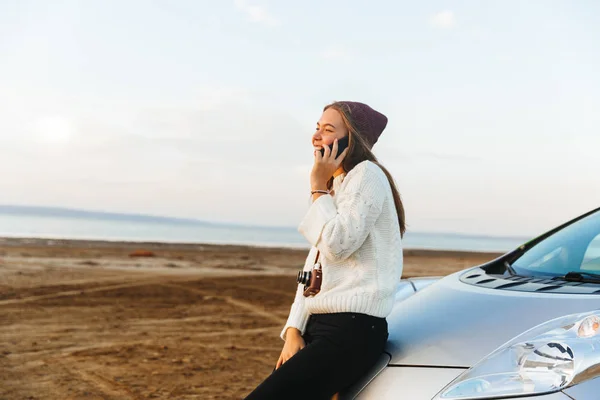 Schöne Junge Touristin Sitzt Ihrem Auto Beobachtet Den Sonnenuntergang Telefoniert — Stockfoto
