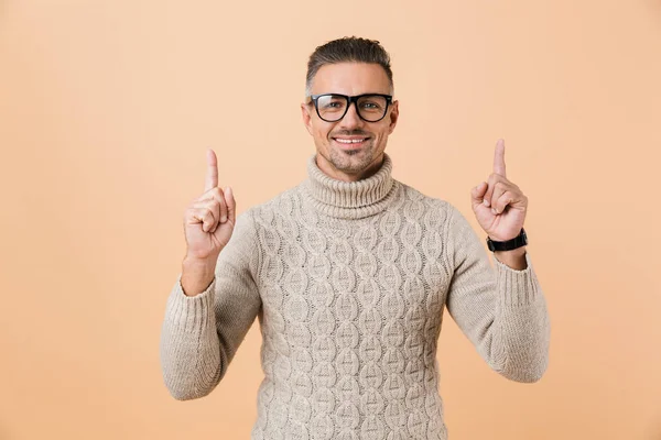 Ritratto Uomo Eccitato Vestito Maglione Isolato Sfondo Beige Che Punta — Foto Stock