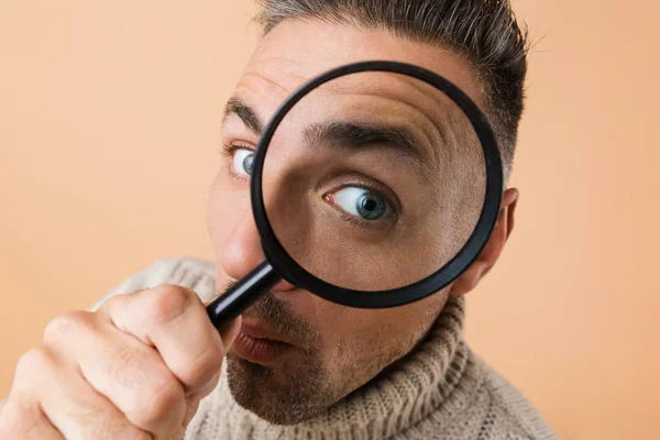 Close Van Een Man Die Door Een Vergrootglas Geïsoleerd Beige — Stockfoto