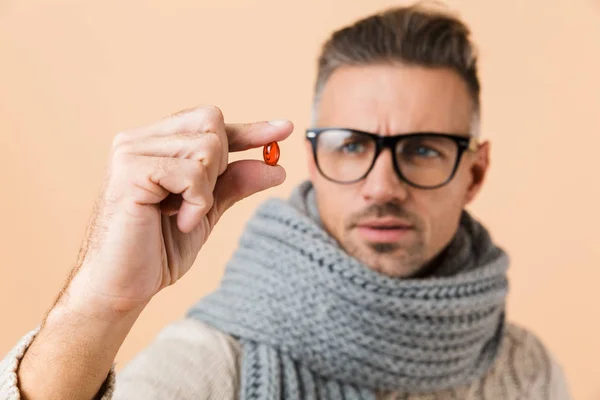 Nahaufnahme Porträt Eines Ernsten Nachdenklichen Mannes Pullover Und Schal Der — Stockfoto