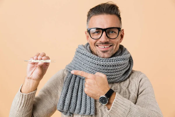 스웨터 남자의 초상화와 스카프 온도계를 보여주는 베이지색 — 스톡 사진