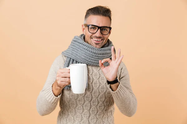 Portret Jeśli Szczęśliwy Człowiek Ubrany Szalik Trzyma Kubek Gorącej Herbaty — Zdjęcie stockowe