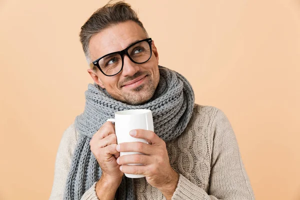 Retrato Hombre Sonriente Vestido Con Suéter Bufanda Sosteniendo Taza Caliente — Foto de Stock