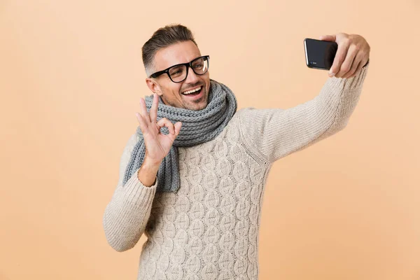 Retrato Hombre Sonriente Vestido Con Suéter Bufanda Pie Aislado Sobre — Foto de Stock