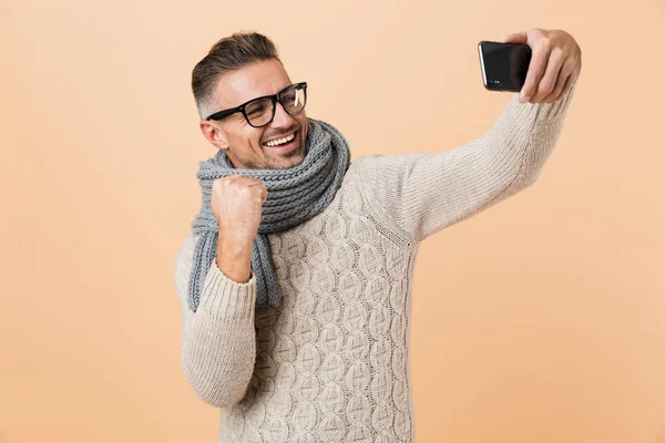 Retrato Hombre Sonriente Vestido Con Suéter Bufanda Pie Aislado Sobre — Foto de Stock