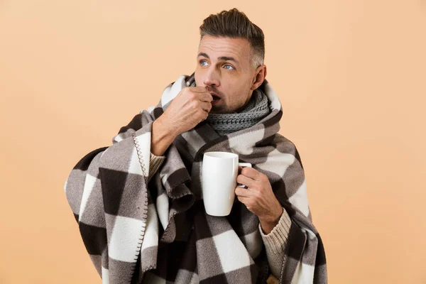 Retrato Cerca Hombre Sonriente Envuelto Una Manta Pie Aislado Sobre —  Fotos de Stock