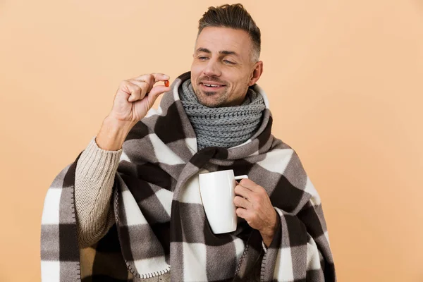 Retrato Cerca Hombre Sonriente Envuelto Una Manta Pie Aislado Sobre — Foto de Stock