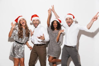 Beyaz arka plan üzerinde izole dans yılbaşı kutlama neşeli akıllıca giyinmiş arkadaş grubu