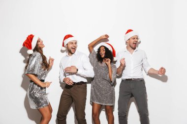 Beyaz arka plan üzerinde izole dans yılbaşı kutlama neşeli akıllıca giyinmiş arkadaş grubu