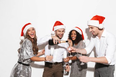 Yeni yıl kutlama, şampanya içiyor beyaz arka plan üzerinde izole ayakta dört neşeli akıllıca giyinmiş arkadaş grubu