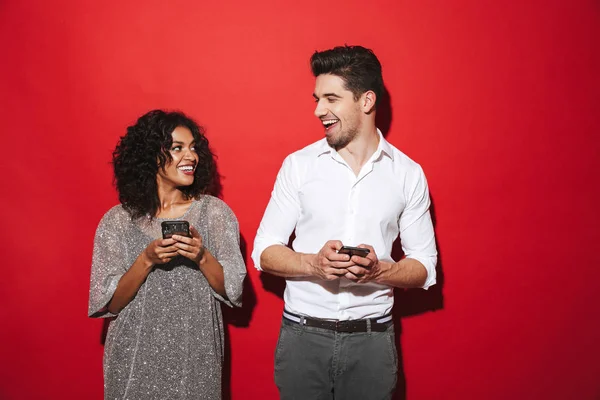 Retrato Una Joven Sonriente Pareja Elegantemente Vestida Pie Aislada Sobre — Foto de Stock