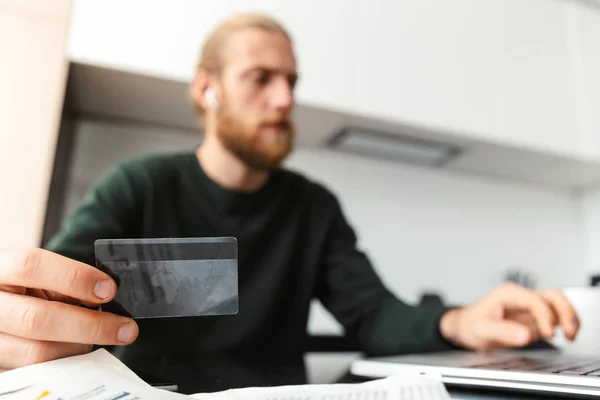 Close Man Showing Credit Card Working Laptop Computer Home Sitting — Stock Photo, Image