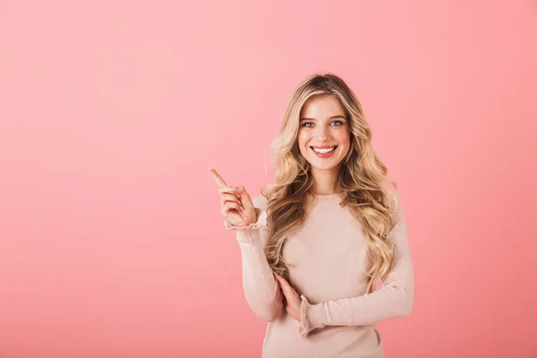 Retrato Una Joven Alegre Con Suéter Pie Aislado Sobre Fondo —  Fotos de Stock