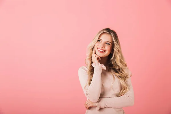 陽気な若い女性のセーター ピンクの背景に分離立ってコピー スペースを離れて見て肖像画 — ストック写真