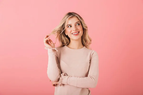 Retrato Uma Jovem Alegre Usando Suéter Isolado Sobre Fundo Rosa — Fotografia de Stock