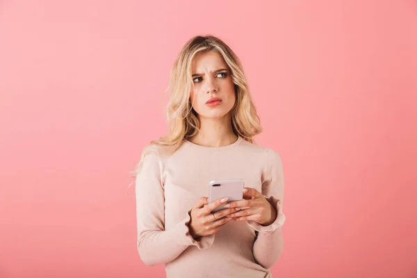 Retrato Uma Jovem Chateada Usando Suéter Isolado Sobre Fundo Rosa — Fotografia de Stock