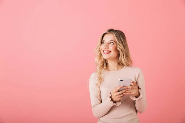 Retrato Uma Jovem Alegre Usando Suéter Isolado Sobre Fundo Rosa — Fotografia de Stock