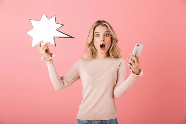 Retrato Uma Jovem Mulher Feliz Vestindo Suéter Isolado Sobre Fundo — Fotografia de Stock