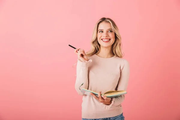 Portret Van Een Vrolijke Jonge Vrouw Die Trui Staande Geïsoleerd — Stockfoto