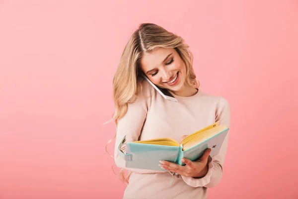 Porträt Einer Fröhlichen Jungen Frau Pullover Die Isoliert Vor Rosa — Stockfoto