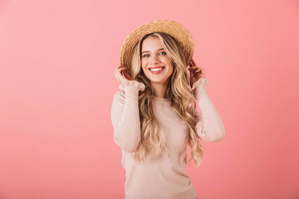Retrato Uma Linda Loira Cabelos Jovens Usando Chapéu Palha Isolado — Fotografia de Stock