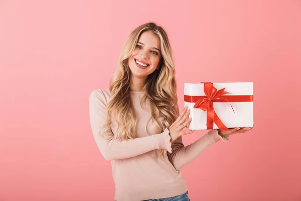 Retrato Una Encantadora Joven Rubia Pelo Rubio Pie Aislada Sobre — Foto de Stock