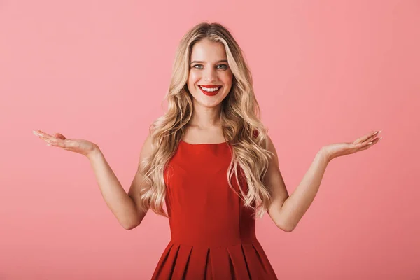 Retrato Uma Jovem Sorridente Vestido Vermelho Isolado Sobre Fundo Rosa — Fotografia de Stock