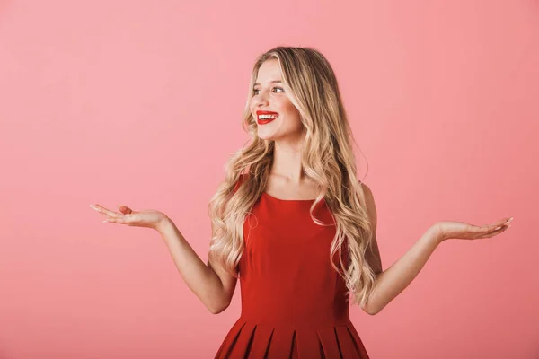 Portrait Une Jeune Femme Souriante Robe Rouge Tenant Isolée Sur — Photo