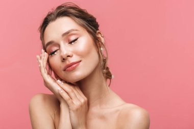 Güzellik Portresi beyaz inci giymiş pembe arka plan üzerinde izole çekici bir genç üstsüz kadın poz