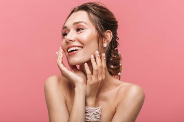 Pembe duvar arka plan üzerinde izole poz bir güzel mutlu neşeli genç kadın fotoğrafı.
