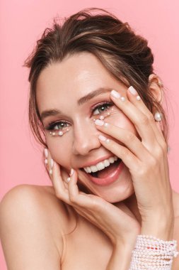 Pembe duvar arka plan üzerinde izole poz bir güzel mutlu neşeli genç kadın fotoğrafı.