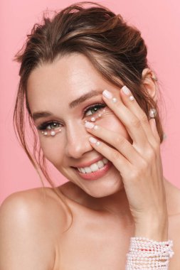 Pembe duvar arka plan üzerinde izole poz bir güzel mutlu neşeli genç kadın fotoğrafı.