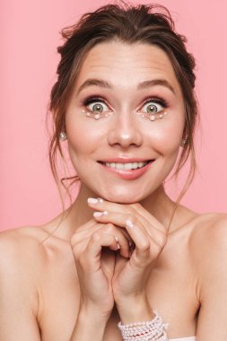 Pembe duvar arka plan üzerinde izole poz bir güzel şok mutlu genç kadın fotoğrafı.