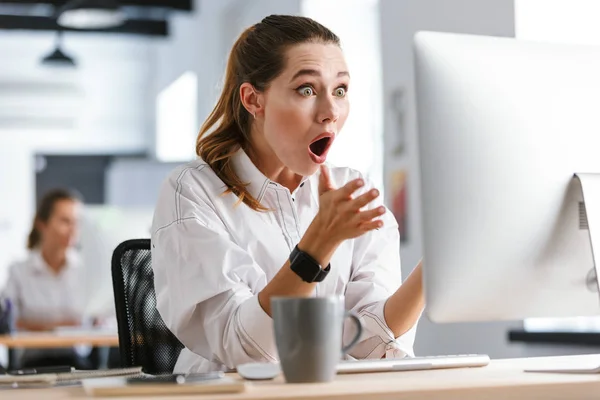 Mujer Joven Conmocionada Vestida Con Camisa Sentada Lugar Trabajo Oficina — Foto de Stock