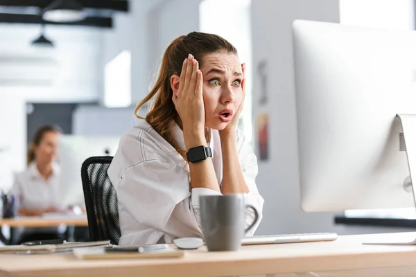 Mujer Joven Conmocionada Vestida Con Camisa Sentada Lugar Trabajo Oficina — Foto de Stock