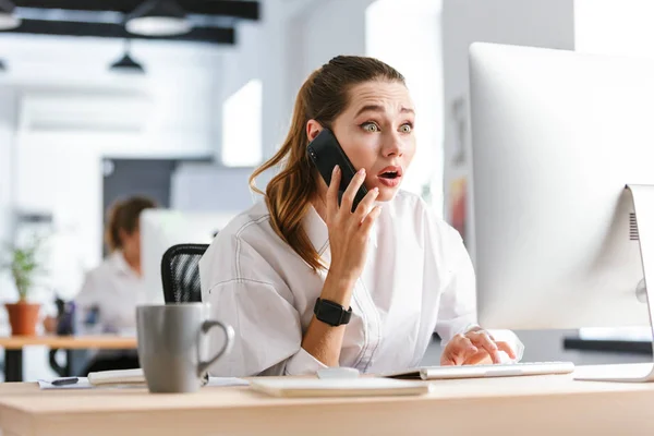 Geschokt Teleurgesteld Jonge Zakenvrouw Gekleed Het Shirt Zit Haar Werkplek — Stockfoto