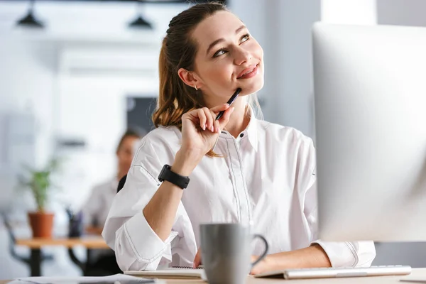 Gelukkig Peinzende Jonge Zakenvrouw Gekleed Het Shirt Zit Haar Werkplek — Stockfoto