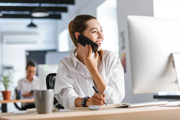 Fröhliche Junge Geschäftsfrau Sitzt Ihrem Arbeitsplatz Büro Telefoniert Mit Dem — Stockfoto