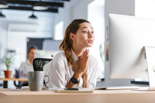 Bezorgd Jonge Zakenvrouw Zittend Haar Werkplek Kantoor Computer Kijken Bedelen — Stockfoto