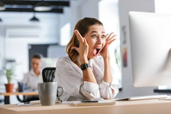 Feliz Joven Empresaria Sentada Lugar Trabajo Oficina Celebrando Éxito Mirando —  Fotos de Stock