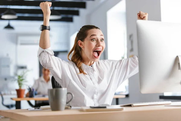 Jovem Empresária Feliz Sentada Seu Local Trabalho Escritório Celebrando Sucesso — Fotografia de Stock