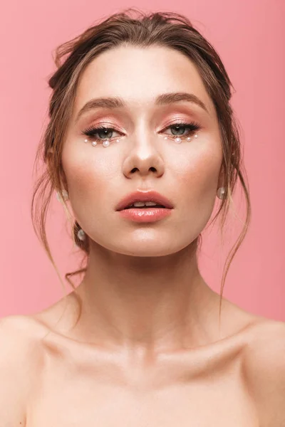 진주를 분홍색 매력적인 여자의 아름다움 초상화 — 스톡 사진