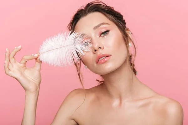 Foto Uma Bela Jovem Posando Isolado Sobre Fundo Parede Rosa — Fotografia de Stock