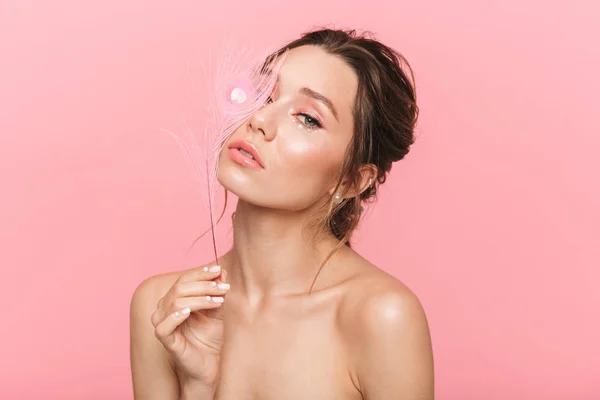 Foto Una Bella Giovane Donna Posa Isolata Sfondo Rosa Parete — Foto Stock